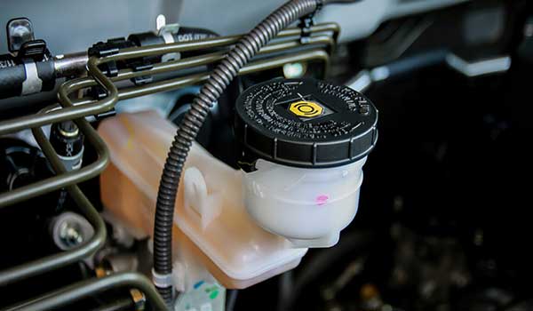 How can one get the symptoms of a defective or failing power steering fluid
